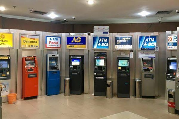 Lewat ATM Bank Lain