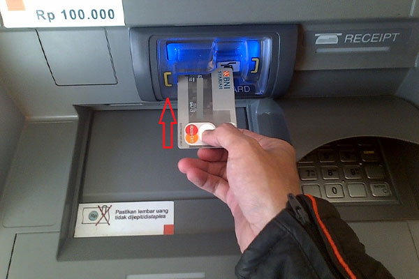 Cara Memasukan Kartu ATM Yang Baik dan Benar