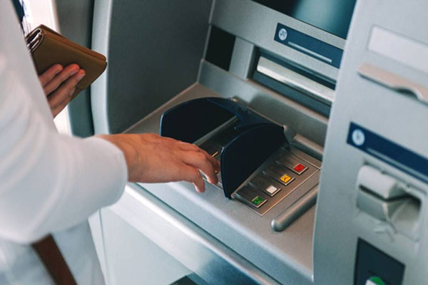 Cara Mengeluarkan Kartu ATM Jika Tertelan